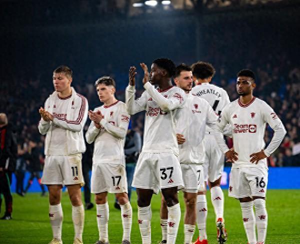 曼联主场大败,球队状态愈发低迷 曼联主场大败,球队状态愈发低迷