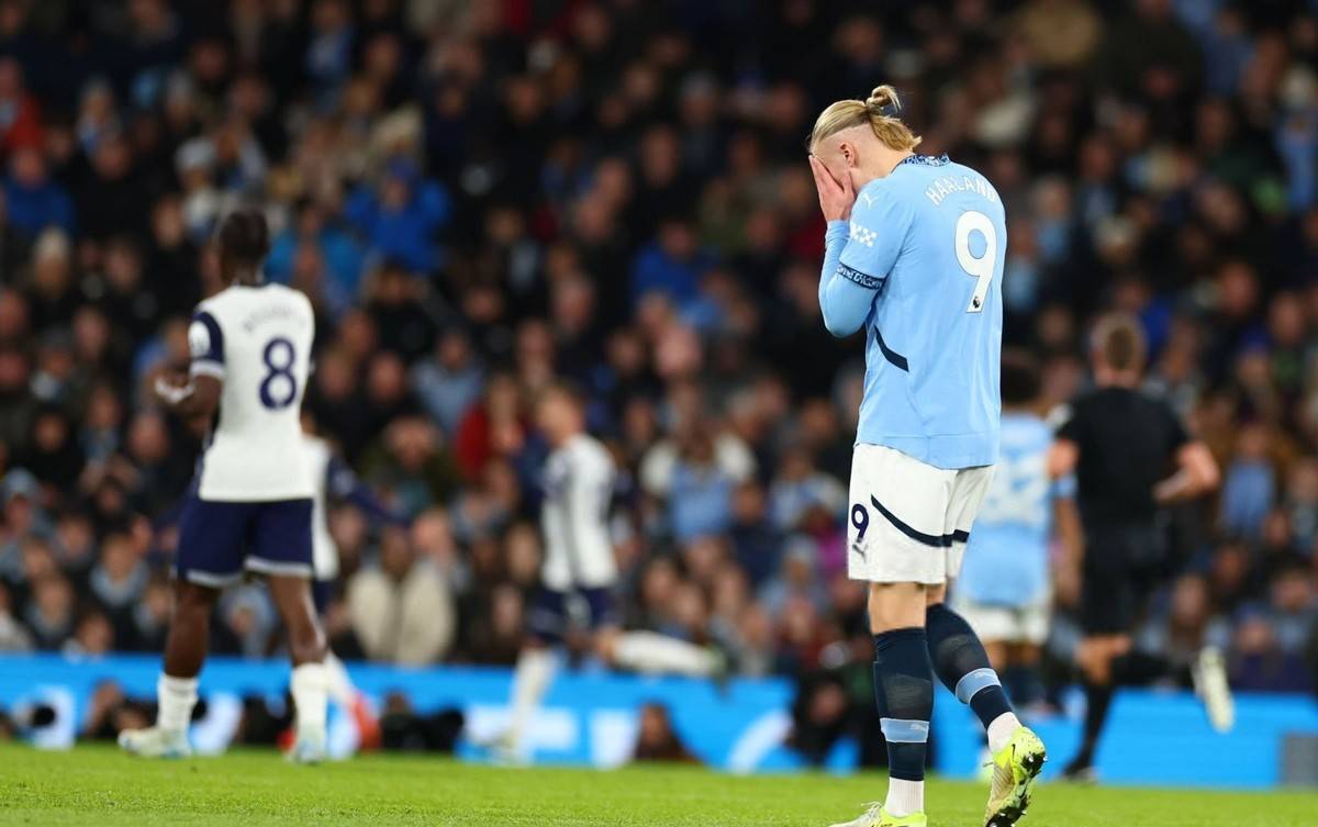 曼联主场大败,球队状态愈发低迷 曼联主场大败,球队状态愈发低迷