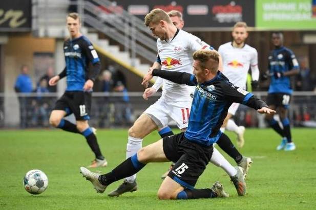 帕德博恩球员展现出色技术，轻松取胜的简单介绍