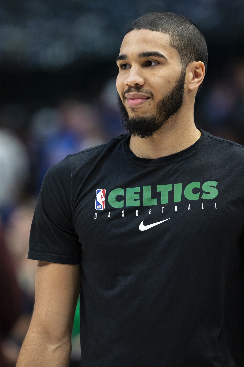 关于尼斯宣布主力前锋伤愈，将重返赛场的信息