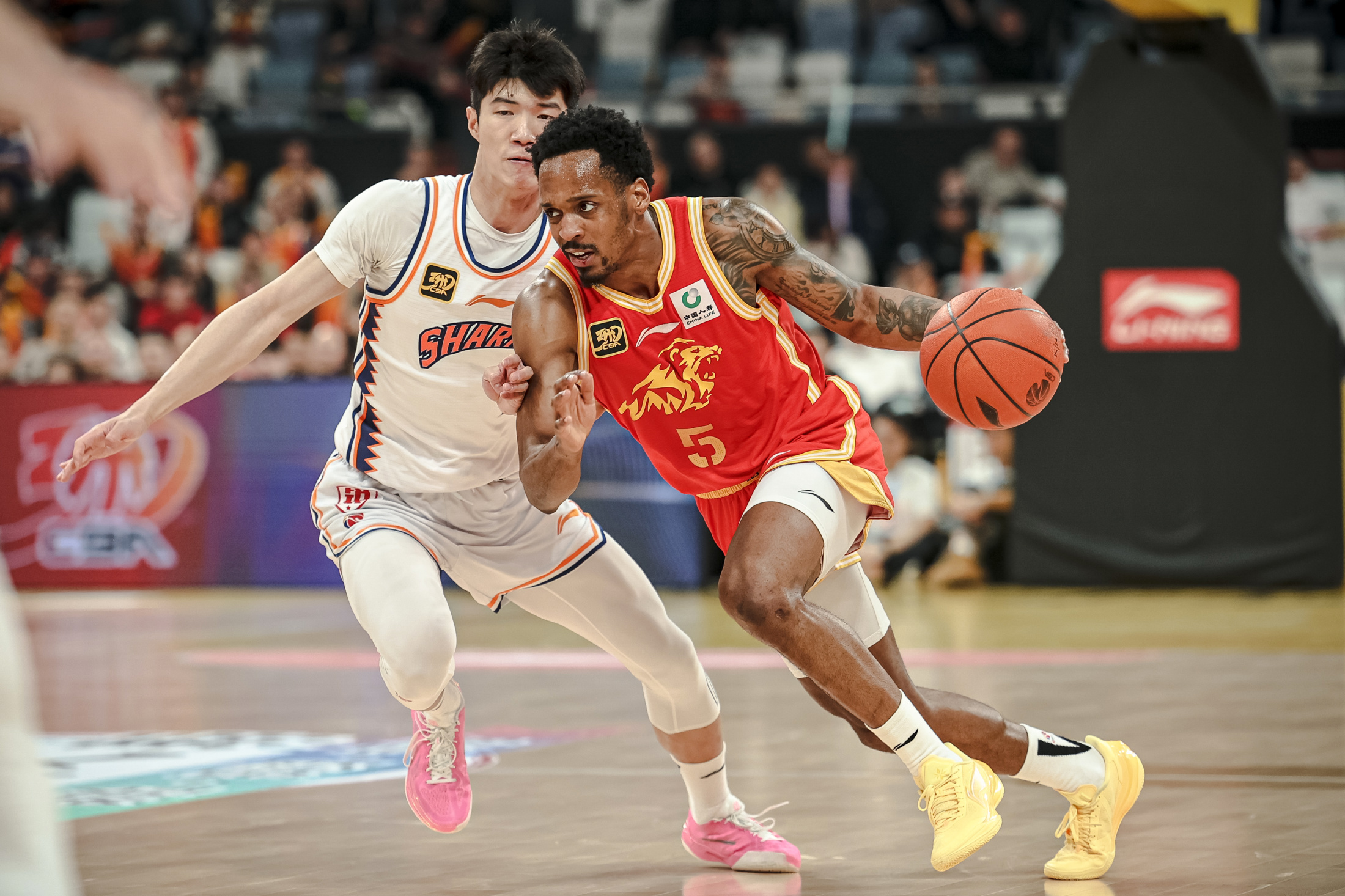 天津队绝杀获胜现场热血四溢，球员接受采访