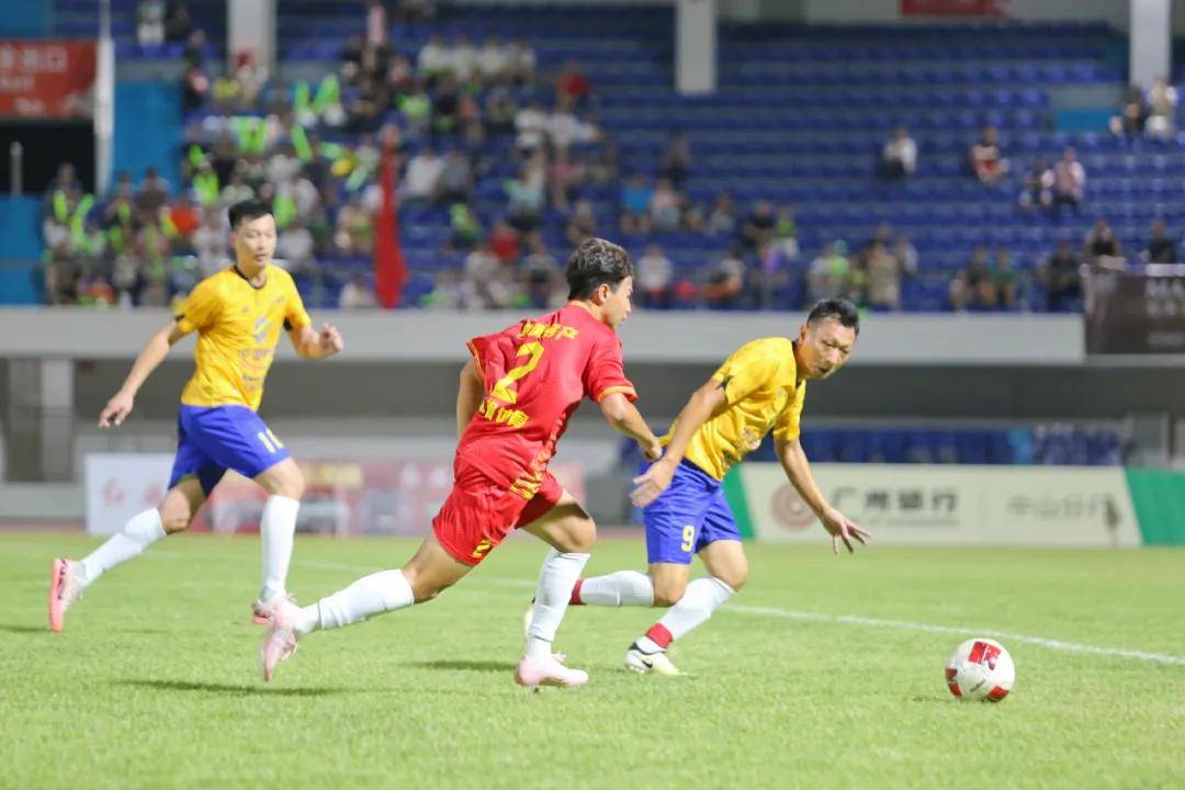 包含新晋足球联赛赛事掀起狂欢，球员表现优异备受瞩目的词条