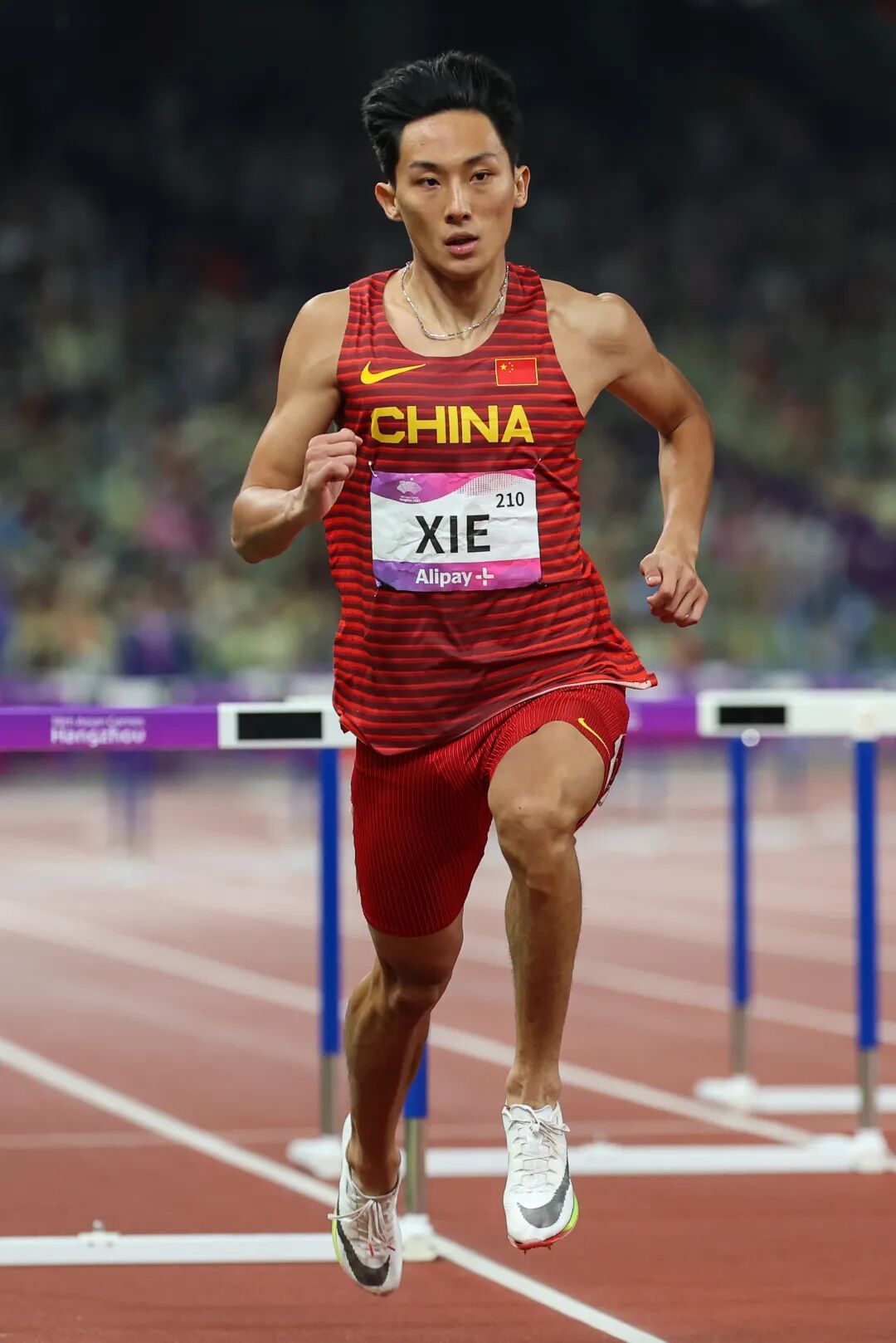 单项比赛竞争激烈,选手奋力拼搏 单项比赛竞争激烈,选手奋力拼搏