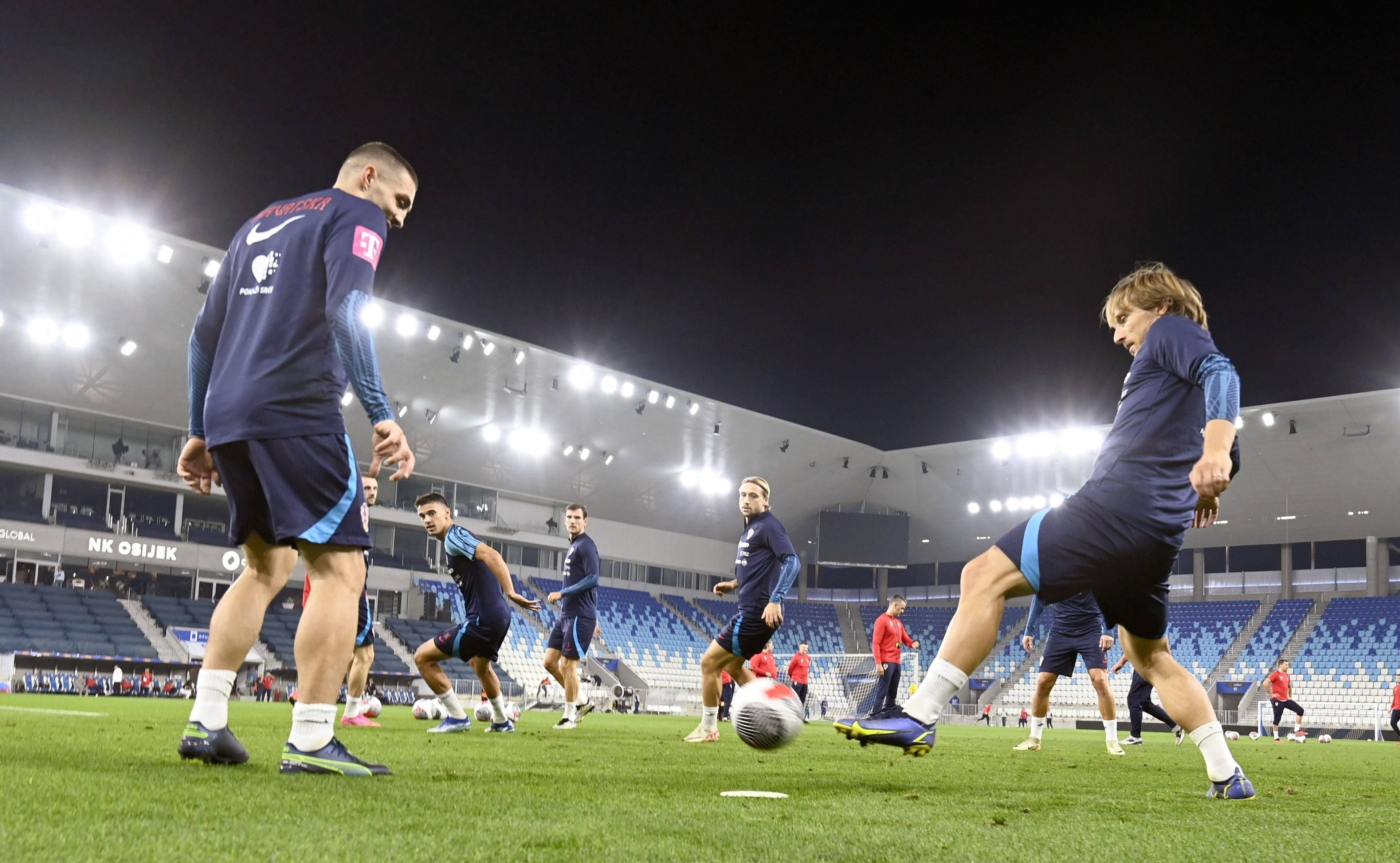 克罗地亚队在欧预赛场上与对手拼搏到底