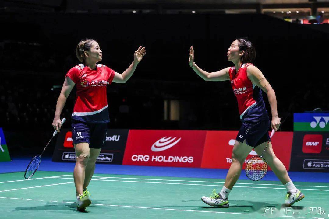 包含中国队横扫韩国队，黄鸭组合状态火热的词条