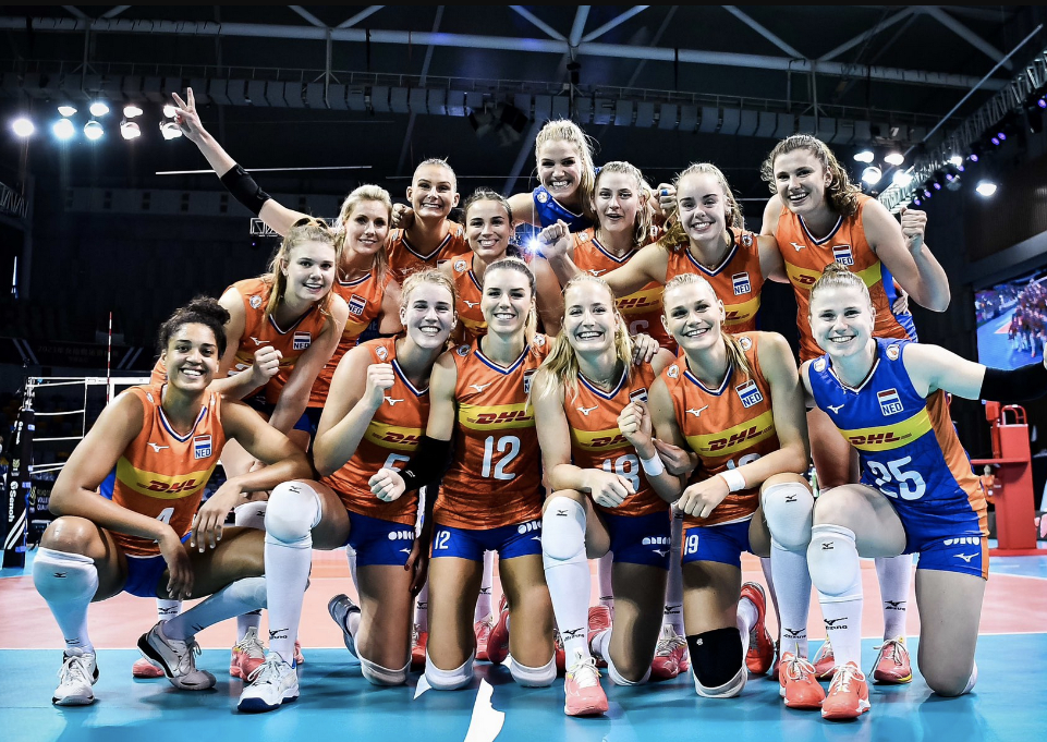 包含中国队横扫韩国队，黄鸭组合状态火热的词条