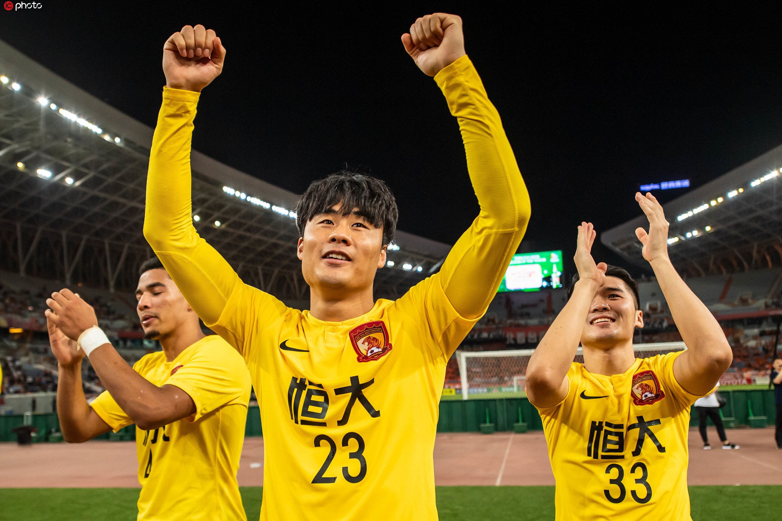 广州恒大队员精湛表现，晋级淘汰赛