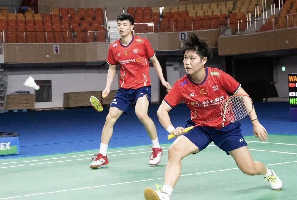 中国队鏖战日本队，黄鸭组合状态火热