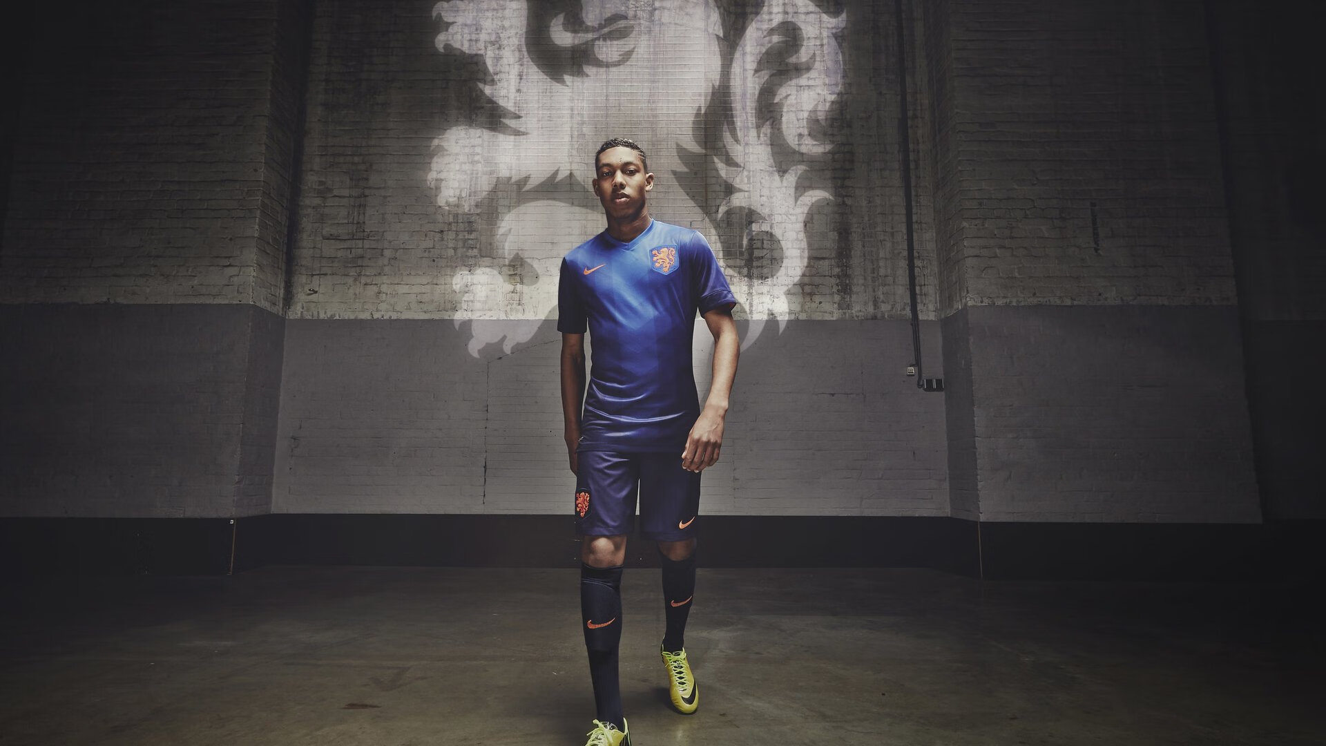 孤星与铁网，当爱德华兹的璀璨撞上黄蜂的集体封印