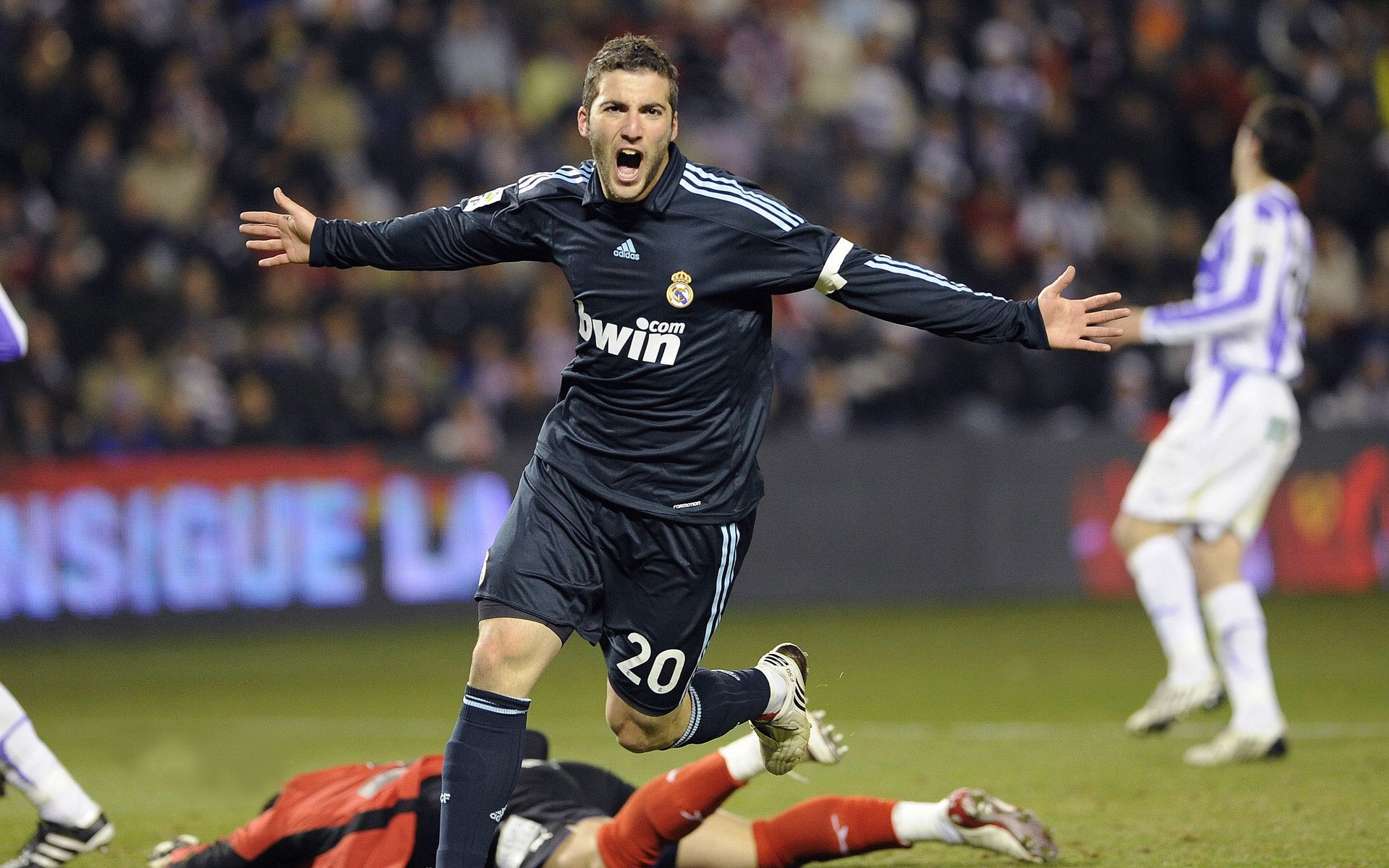 双线碾压，从硝烟战场到绿茵赛场，完全无解的征服艺术